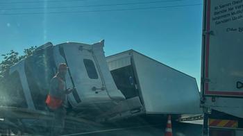 TIR, refüjdeki bariyerlere çarpıp devrildi; 1 yaralı