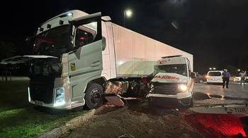 Ambulansla TIR çarpıştı; 3’ü sağlıkçı, 6 yaralı