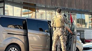 Aranan şüpheli kaçmak isterken merdivenden düşerek yaralandı