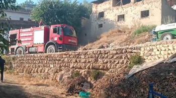 Malatya'da bahçe yangını yerleşim yerine sıçradı; 2 ahır, 1 ev zarar gördü