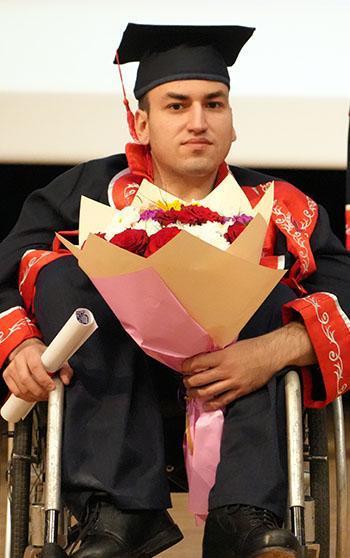 Babasının her gün okula götürüp getirdiği fiziksel engelli Abdullah, mezun oldu