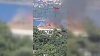 Sarıyer'de 5 katlı binanın çatısında yangın söndürüldü