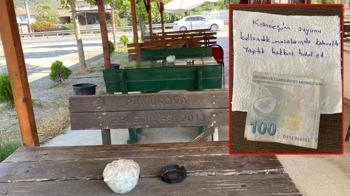Kapalı kahvehanenin masasını kullanıp su içen aile, ayrılırken para ile not bıraktı