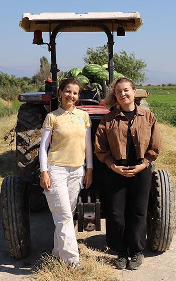 Diplomalı kız kardeşler, masabaşı iş yerine tarlayı seçti