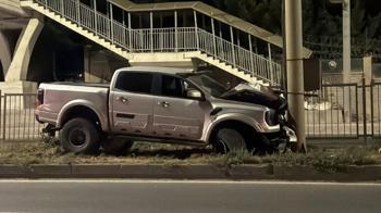 Eskişehir'de alkollü sürücünün kullandığı kamyonet aydınlatma direğine çarptı; 1 yaralı