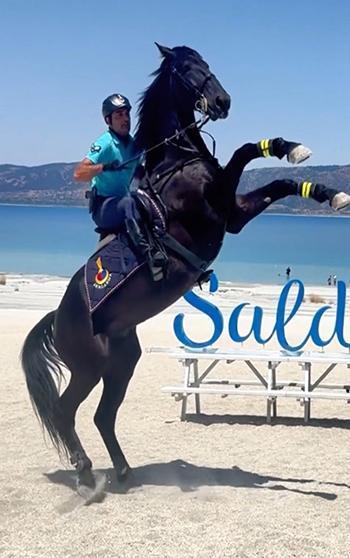 Atlı jandarmalar Salda Gölü'nde devriyede