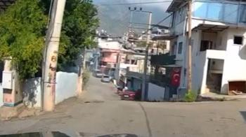 Sürücüsünün yol vermek için geri manevra yaptığı otomobil duvara çarptı; kaza kamerada