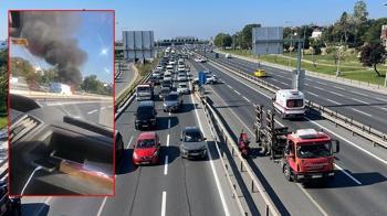 Fatih'te minibüste çıkan yangın nedeniyle kapanan yol trafiğe açıldı