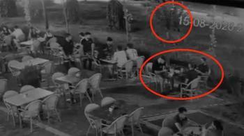 Ağacın arkasında pusuda bekleyip kafede oturan kişiyi vurdu