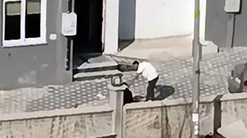 Apartman bahçesinde tartıştığı kadını dövdü