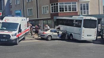 Halk otobüsü ile otomobil çarpıştı: 7 yaralı