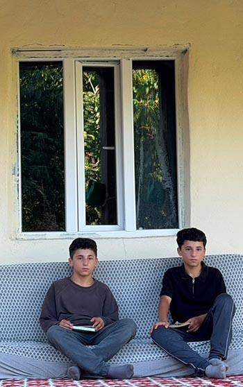 İkizler, yapımı tamamlanamayan evde yerde ders çalışıp fen lisesini kazandı