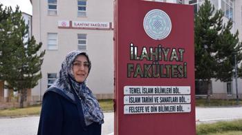 Eğitim hayalinden vazgeçmeyen 4 çocuk annesi, 35 yıl sonra üniversiteli oldu