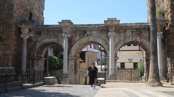 Antalya'da termometreler 40 dereceyi gösterdi, kent merkezi boş kaldı
