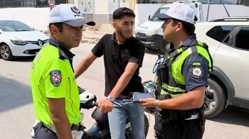 Ehliyetsiz sürücü, motosikletini araçların arasına park edip uygulamadan kaçmak isterken yakalandı