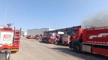 Gaziantep'te elyaf fabrikasında yangın; 2 işçi dumandan etkilendi