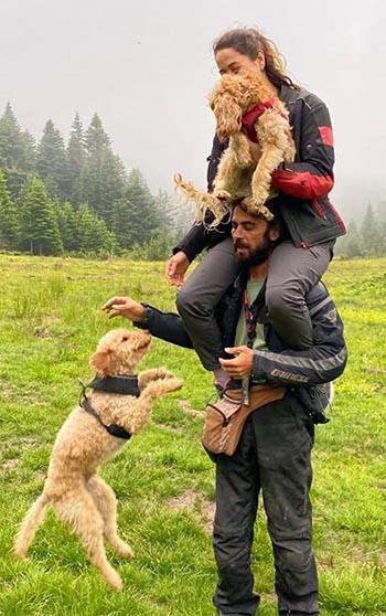 Tek motosiklet ve 2 köpekle 28 aydır karış karış Türkiye'yi geziyorlar