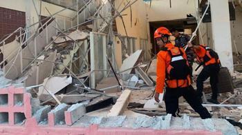 Endonezya'da 7.7 büyüklüğündeki depremde hayatını kaybedenlerin sayısı 103'e yükseldi