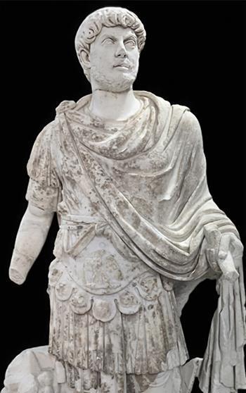 Hadrianus heykeli yeniden ayağa kaldırıldı