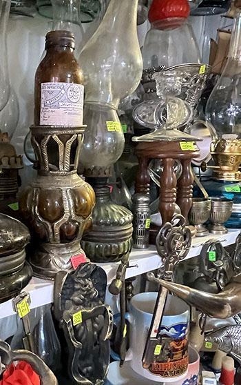 49 yılda biriktirdiği 4 bin parça koleksiyonunu, 15 metrekare dükkanda sergiliyor
