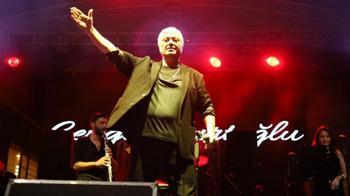 Yenişehir'de sahne alan Cengiz Kurtoğlu'na yoğun ilgi