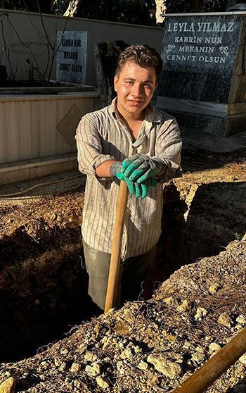 Mezarcılık yapan babasına yardım edip üniversite harçlığını çıkarıyor