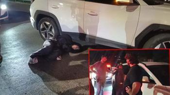 Otomobiliyle ters yöne giren sürücü polise direnip, gazetecilere tükürdü