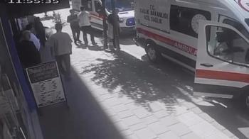 Kaza sonrası yaralıları taşıyan ambulanslar kaza yaptı, o anlar kamerada