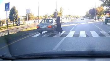 Yaya geçidinde otomobilin altında kalmaktan son anda kurtuldu