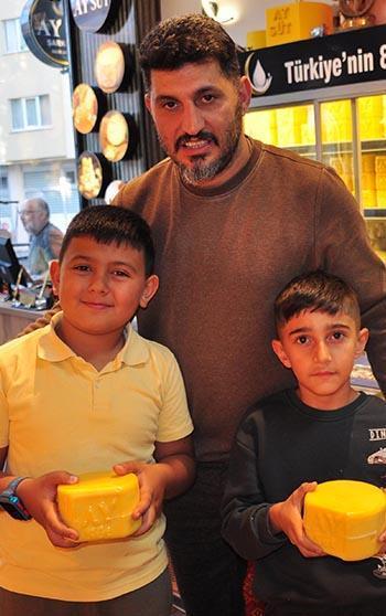 Şarküteride Kars kaşarı ödüllü satranç turnuvası