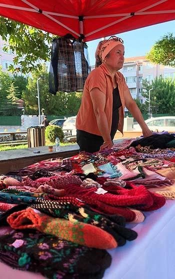 Kadınların el emeği ürünleri, dezavantajlı öğrencilerin eğitimine destek oluyor