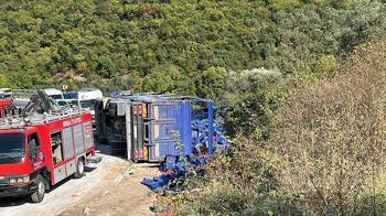 Virajda yol kenarındaki otomobile çarpan kamyon devrildi; 1 ölü, 1 yaralı