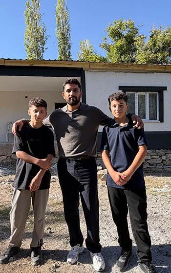 Yarım kalan evlerinde ders çalışıp fen lisesini kazanan ikizler, yeni yuvalarına kavuştu