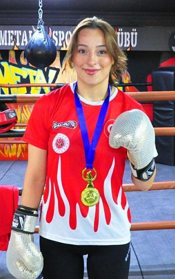Lise arkadaşları sayesinde başladığı muay thai sporunda dünya şampiyonu oldu