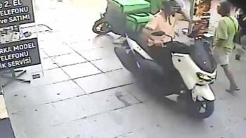 Bakırköy’de motokuryeye yumruklu saldırı kamerada; şikayetçi oldu