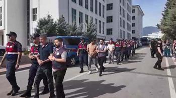 Hırsızlık şüphelilerine, adliyede yakınlarından tükürüklü tepki