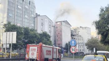 Beyoğlu’nda iş yeri yangını söndürüldü