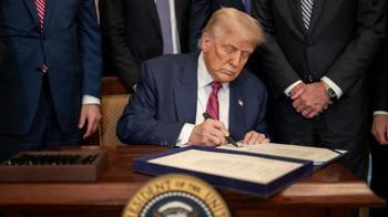 Trump, Rusya ve İran'a yönelik yaptırım yasa tasarısını onayladı