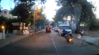 Avcılar’da motosikletten inerken düştü; otomobilin altında kalmaktan son anda kurtuldu