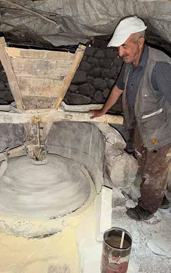 47 yıldır dede yadigarı su değirmenini işletiyor