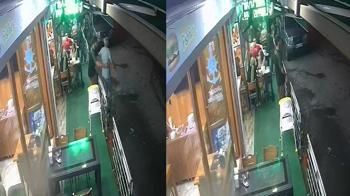 Nefes borusuna yiyecek kaçan müşterisini Heimlich manevrasıyla kurtardı