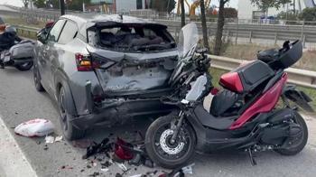 Tuzla TEM Otoyolu’nda emniyet şeridinde duran otomobile çarpan motosikletli polis yaralandı