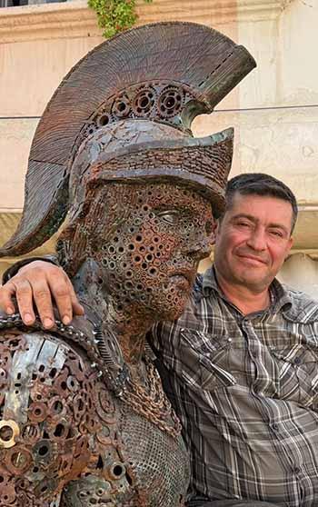 50 bin parça hurdayla Büyük İskender ve atı Bukefalos’un heykelini yaptı