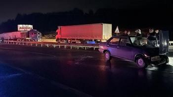 Kütahya’da bariyerleri aşan TIR karşı yöne geçip kaza yaptı: 1 yaralı