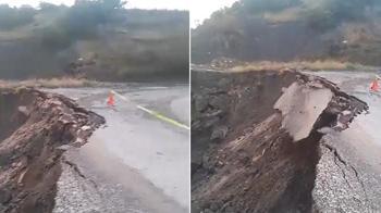 Tokat'ta heyelan; köy yolunun çökme anı kamerada