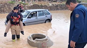 Hatay'da sağanak; otomobilde mahsur kalan öğrencileri itfaiye kurtardı