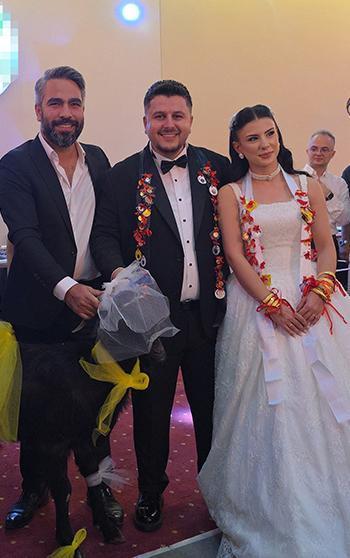 Adana'da düğünde gelin ve damada keçi hediye edildi