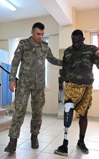MSB’den Somali Silahlı Kuvvetleri gazilerine protez bacak desteği