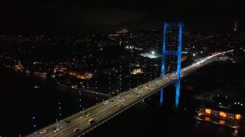 İstanbul Boğazı’ndaki köprüler turkuaz renge büründü