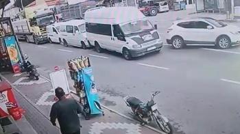 4 aracın karıştığı zincirleme kaza kamerada